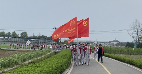 励志远足，绽放青春